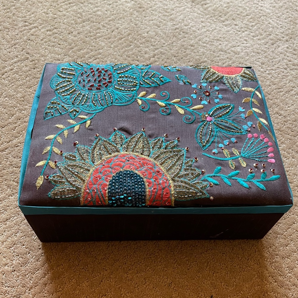 Traditional design jewlery box